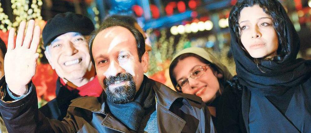 Gewonnen! Der iranische Regisseur Asghar Farhadi (zweiter von links) und sein Schauspielerteam sind die Berlinale-Sieger. Im Juni kommt er für ein Jahr nach Berlin. Foto: dpa