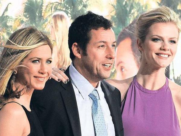 Ein Mann mit zwei Frauen. Zur Premiere waren Jennifer Aniston, Adam Sandler und Brooklyn Decker ins Cinestar am Potsdamer Platz gekommen. Foto: Jens Kalaene/dpa