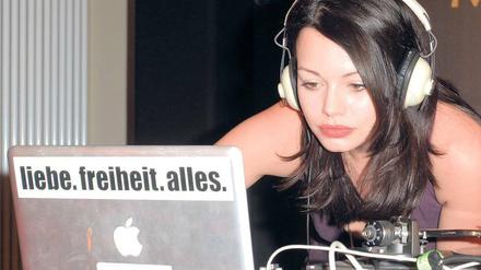 Schallspielerin. Cosma Shiva Hagen übernahm am DJ-Pult die musikalische Unterhaltung. Foto: Eventpress/Schraps