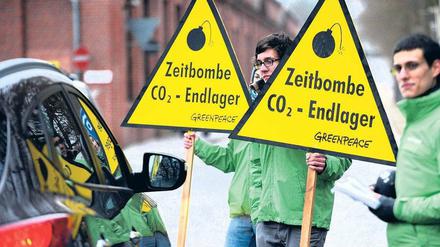 Schwarz-Gelb. Greenpeace-Aktivisten empfingen die Delegierten mit Protestplakaten.