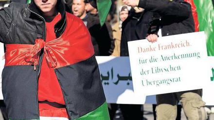 Flagge zeigen. Libyer demonstrieren in der City-West. Foto: M. Gottschalk/dapd