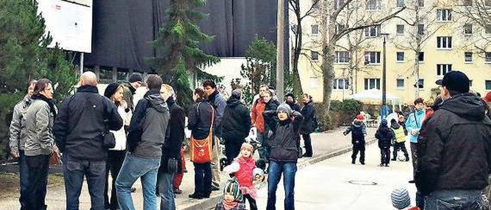 Schwarze Tücher des Protests: Seit neun Monaten haben die Kinder in der Kita „Heidemühler Rasselbande“ kein warmes Wasser.
