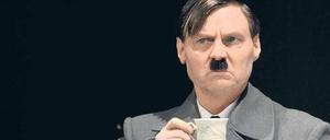 Diesmal Diktator. Am Freitag hat das Stück „Gasherd und Klistiere“ mit Wolfgang Bahro als Hitler am Jüdischen Theater Bimah in der Neuköllner Jonasstraße Premiere. 