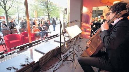 Im Schaufenster. Auch den Passanten Unter den Linden wurde von Musikern der Komischen Oper Klassisches geboten – per Lautsprecher nach draußen übertragen. 