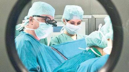 Schwierige Eingriffe. Rund 4500 Operationen führt das Berliner Herzzentrum in jedem Jahr durch. Foto: Tobias Kleinschmidt / dpa