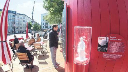Feierrot. Das Café Ecke Uhlandstraße gehört zur Draußenausstellung mit vielen Vitrinen, die zum 125-Jährigen des Kurfürstendamms eingerichtet wurden. Foto: Günter Peters