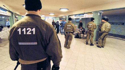 Tatort U-Bahn. Nach den jüngsten Vorfällen fühlen sich viele Fahrgäste unsicher. Jetzt soll unabhängig von aktuellen Einsätzen wieder mehr Sicherheitspersonal in den Dienst. 