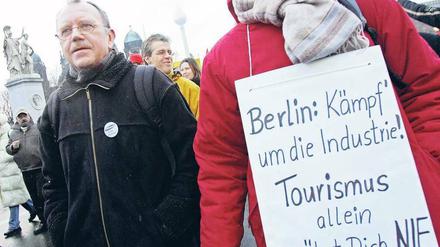 Deutliche Warnung. Berlin hat über Jahre Industriearbeitsplätze verloren. 2005 etwa demonstrierten Beschäftigte von Samsung, JVC und CNH gegen die Schließung ihrer Betriebe.