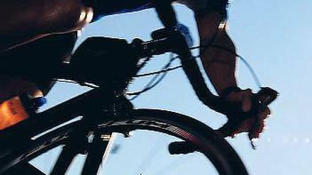 Starker Antritt. Ein Amateur-Rennradler beim Start zum 120-Kilometer-Rundkurs. Die Strecke führte durch acht der zwölf Berliner Bezirke. Los ging’s am Brandenburger Tor.