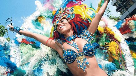 Blauer Himmel und Lebensfreude. Die Samba-Gruppe Amasonia um Sonia de Oliveira wurde beim Karneval der Kulturen in den letzten Jahren besonders oft fotografiert. Seit 1997 sind sie dabei. Foto: ddp