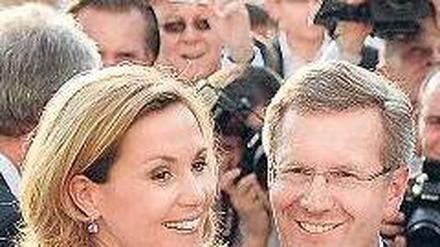 In Feierlaune. Auch Bundespräsident Christian Wulff und seine Frau Bettina laden wieder ins Bellevue – wie schon 2010. Foto: AFP