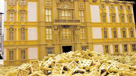 Stein auf Stein. Modellbauer Pascal Lenhard kann bald die Fertigstellung seines Lego-Schlosses (Maßstab 1:60) feiern. Wenn die zwei mal drei Meter große Miniatur im November 2011 in die Ausstellungshalle des Kindervergnügungsparks am Potsdamer Platz kommt, werden rund 400 000 Steine verbaut sein. Foto: Michael Kappeler/dpa