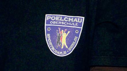 Na Logo. Das „Sportschule“-Emblem ist auf die Shirts gedruckt. 