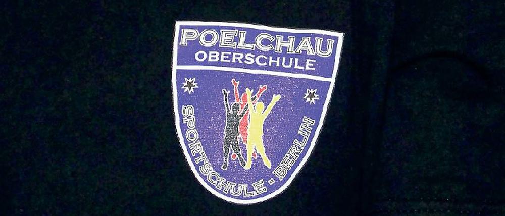 Na Logo. Das „Sportschule“-Emblem ist auf die Shirts gedruckt. 
