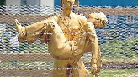 Die Skulptur erinnert an die Menschen, die auf der Flucht aus der DDR am so genannten Todesstreifen erschossen wurden.