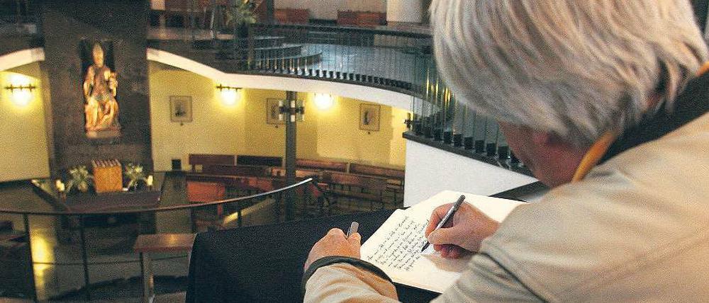 Abschied. In der Hedwigs-Kathedrale in Mitte wurde am Donnerstag ein Kondolenzbuch für den verstorbenen Kardinal ausgelegt. Foto: dpa/Tanke