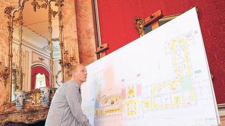 Viel vor. Allein im Neuen Palais in Sanssouci soll die Schau auf 6000 Quadratmetern den Preußenkönig feiern. Gestern wurden auf einer Riesenkarte erste Details für 2012 präsentiert. Foto: dpa