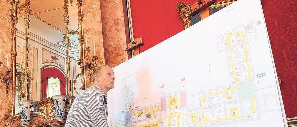 Viel vor. Allein im Neuen Palais in Sanssouci soll die Schau auf 6000 Quadratmetern den Preußenkönig feiern. Gestern wurden auf einer Riesenkarte erste Details für 2012 präsentiert. Foto: dpa