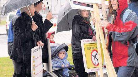 Widerstand. Gegner der Startrouten protestierten am Montag in Schönefeld. Foto: dpa