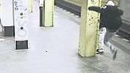 Vier Täter attackierten zwei Fahrgäste im U-Bahnhof Lichtenberg.