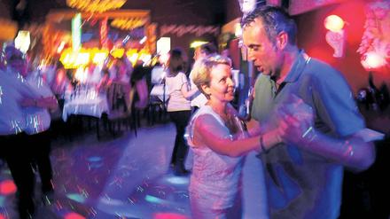 Tanzen, lachen, flirten! Im Zeichen der Discokugel findet jeden Freitag im Ballhaus Berlin eine Ü-40-Party statt. Viele Besucher nutzen sie, um jemanden kennenzulernen, weiß der Veranstalter. Foto: David Heerde