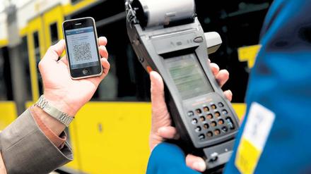 In Zukunft soll man auch bei der BVG sein Ticket mit dem Handy lösen können. Dazu will das Unternehmen die Bewegungsprofile der Nutzer sechs Monate lang speichern. 