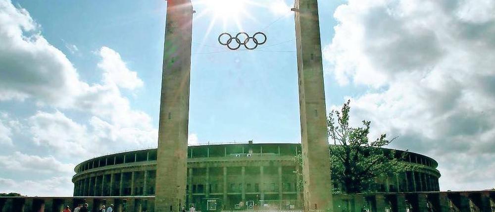 Warten auf die Spiele. Ein wenig Olympia ist ja schon da in Berlin – auch wenn es nur die Ringe und das Stadion sind. 