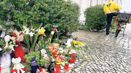 Gedenken. Anwohner haben vor dem Haus der durch eine Gasvergiftung verstorbenen Familie in Köpenick Blumen abgelegt.