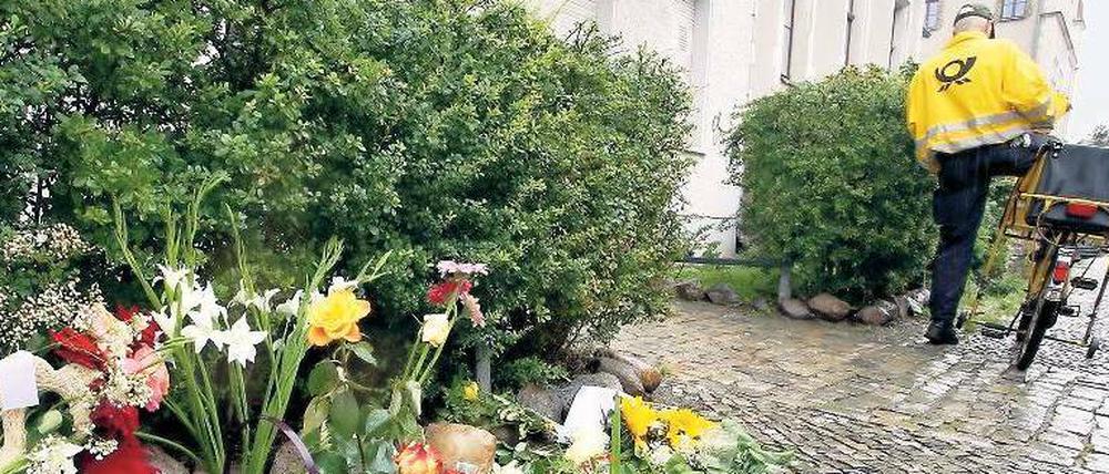 Gedenken. Anwohner haben vor dem Haus der durch eine Gasvergiftung verstorbenen Familie in Köpenick Blumen abgelegt.
