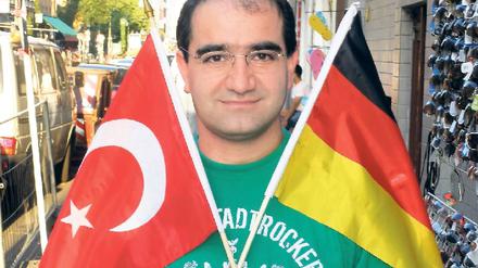 Flagge zeigen. Grünen-Politiker Özcan Mutlu wird derzeit viel Aufmerksamkeit zuteil. 