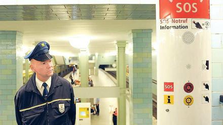 Säule der Sicherheit. Die BVG rüstet gegen Gewalttäter auf. Foto: dpa