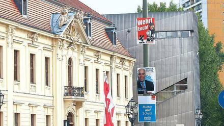 Provokante Nähe. Direkt vor dem Jüdischen Museum in Kreuzberg wirbt die NPD mit der Plakataufschrift: „Wehrt euch“. Wenige Meter weiter hängt das Plakat „Gas geben!“ 
