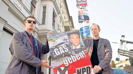 Schmutziger Wahlkampf. Satiriker Martin Sonneborn mit dem neuen Plakat. Foto: dpa