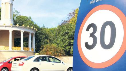 Wahlplakat oder Verkehrszeichen? Manche Autofahrer soll dieses vermeintliche Tempo-30-Schild nahe der Glienicker Brücke in Wannsee verwirrt haben.