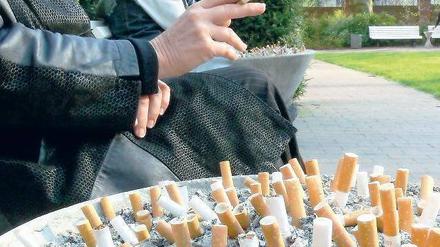 Zeugen einer Sucht. Raucher können auch im Krankenhaus nicht von ihrem Laster lassen. Aber nur draußen dürfen sie sich ihre Zigarette anzünden.