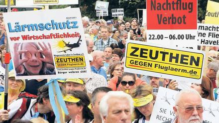 10.9.2011: Aufgebracht. Unter dem Motto „Wer Bürger quält, wird nicht mehr gewählt“ wurde Samstag in Schönefeld demonstriert. 