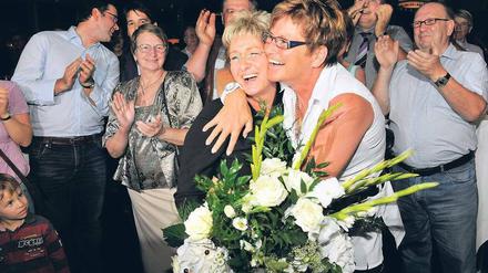 Umjubelt. Bei ihrer Wahlparty am Sonntagabend wurde die wiedergewählte Oberbürgermeisterin der Stadt Dietlind Tiemann (links) von ihren Fans dicht umringt und wie ein Star begeistert gefeiert.