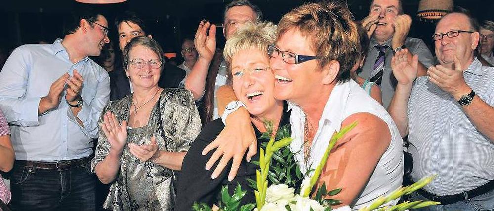Umjubelt. Bei ihrer Wahlparty am Sonntagabend wurde die wiedergewählte Oberbürgermeisterin der Stadt Dietlind Tiemann (links) von ihren Fans dicht umringt und wie ein Star begeistert gefeiert.