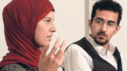 Glaubenssache. Amina Hamed, 25, hat an der FU ihr zweites Staatsexamen in Pharmazie bestanden. Sie ist in Deutschland geboren, ihre Mutter ist Deutsche, ihr Vater Tunesier. Zwischen zweitem und achtem Lebensjahr lebte sie in Tunesien, seitdem lebt sie in Wedding. In dem von Innensenator Körting unterstützten Projekt „Juma - jung, muslimisch, aktiv“ engagiert sie sich in der Gruppe „Identität“. Osamah Al Doaiss, 19, studiert ab Oktober an der TU Informatik und Mathematik. Er verbrachte seine ersten vier Lebensjahre im Jemen, woher sein Vater stammt. Mit sechs kam er nach Deutschland. Bei Juma engagiert er sich ebenfalls in der Gruppe „Identität“. 