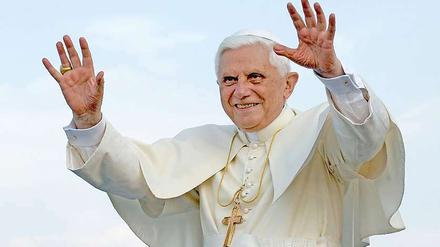 Sei gegrüßt, Berlin. Papst Benedikt XVI. kommt, und die Stadt steht Kopf: Tausende Polizisten sind im Einsatz, das Olympiastadion ist voll besetzt, Papstkritiker demonstrieren. 