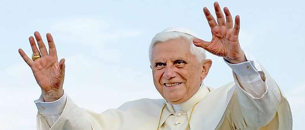 Sei gegrüßt, Berlin. Papst Benedikt XVI. kommt, und die Stadt steht Kopf: Tausende Polizisten sind im Einsatz, das Olympiastadion ist voll besetzt, Papstkritiker demonstrieren. 