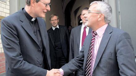 Erstkontakt. Beim Treffen von Erzbischof Rainer Maria Woelki und Bodo Mende (rechts) vom Lesben- und Schwulenverband ging es um das Verhältnis der Katholischen Kirche zur Homosexualität und Homoehe. 