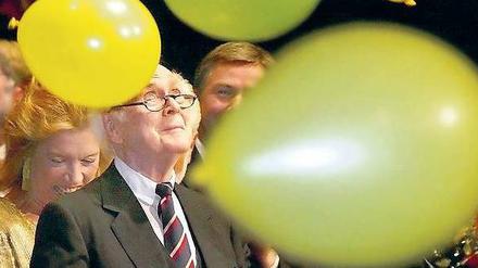 Für ihn soll’s Luftballons regnen. Seinen 80. Geburtstag feierte Loriot mit großem Publikum in der Deutschen Oper. Auch Evelyn Hamann (1942-2007) war dabei. Foto: ddp/Tom Maelsa