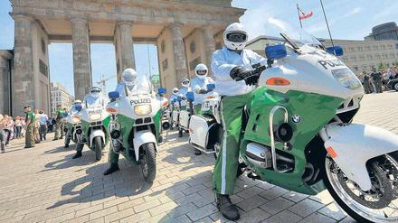 Aufsitzen. Die Motorradstaffel der Berliner Polizei ist in diesen Tagen viel unterwegs.