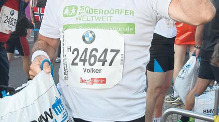 Volker Schlöndorff läuft seinen 15 Marathon, wie immer auch als Reklame für die SOS-Kinderdörfer. 