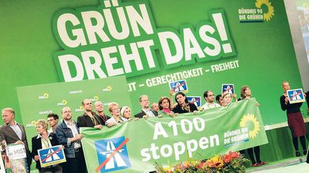 Grüner Drehwurm. Während der Bundesdelegiertenkonferenz der Grünen im Mai 2009 demonstrierte die Berliner Parteibasis gegen den Weiterbau der A 100. Nun könnte die Stadtautobahn doch verlängert werden, falls die Partei den rot-grünen Kompromiss mitträgt.