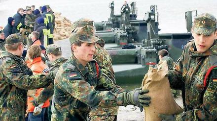 Willkommene Helfer. Bei Hochwasser sind auch Bundeswehrsoldaten im Einsatz. Foto: ddp