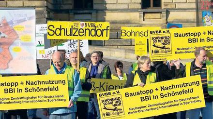 Achtung Gelb. Anrainer des Großflughafens demonstrierten vor dem Bundesverwaltungsgericht in Leipzig, als ihre Klage verhandelt wurde.