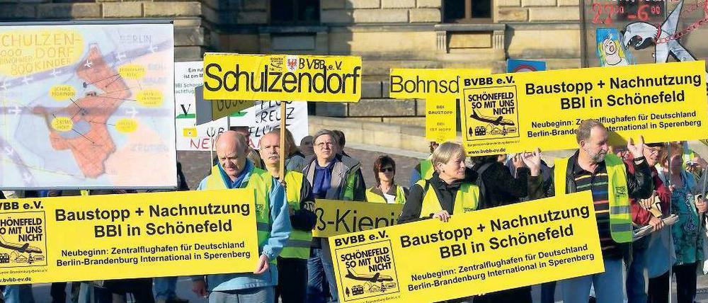 Achtung Gelb. Anrainer des Großflughafens demonstrierten vor dem Bundesverwaltungsgericht in Leipzig, als ihre Klage verhandelt wurde.