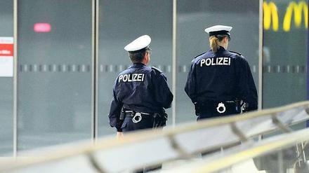 Auf der Suche. Bundespolizisten gehen am Mittwoch im Hauptbahnhof auf Streife. Nach erneuten Funden von Brandsätzen ist der Bahnverkehr weiter gestört. Foto: dpa
